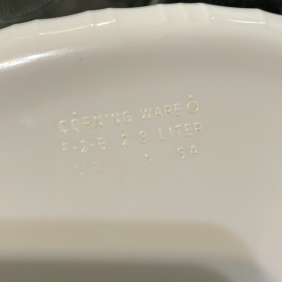 Pyrex glass serving dish with clear glass lid - Picture 5 of 11